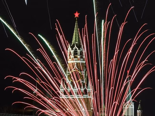 Pháo hoa trên Quảng trường Đỏ ở thủ đô Moscow. Đây là địa điểm đón năm mới yêu thích của người dân Nga, ngay sau màn bắn pháo hoa, Tổng thống Nga Putin sẽ có bài phát biểu chào mừng năm mới.