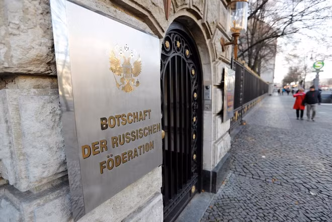 Bên ngoài Đại sứ quán Đức ở Moscow. Ảnh: Reuters