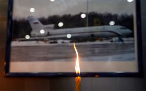 Một ngọn nến được thắp lên trước bức ảnh máy bay TU-154, để tưởng niệm các nạn nhân thiệt mạng trong vụ tai nạn (Ảnh: Reuters). Một ngọn nến được thắp lên trước bức ảnh máy bay TU-154, để tưởng niệm các nạn nhân thiệt mạng trong vụ tai nạn (Ảnh: Reuters).