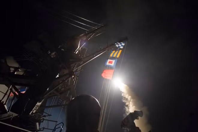 Mỹ đã phóng hơn 50 quả tomahawk từ Địa Trung Hải để tấn công Syria. Ảnh: Reuters
