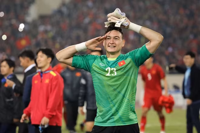 Văn Lâm sau chiến thắng ở trận chung kết AFF Cup. Ảnh: Sơn Tùng