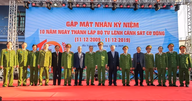 Đồng chí Nguyễn Hoà Bình, Thứ trưởng Nguyễn Duy Ngọc cùng các đại biểu dự buổi lễ.