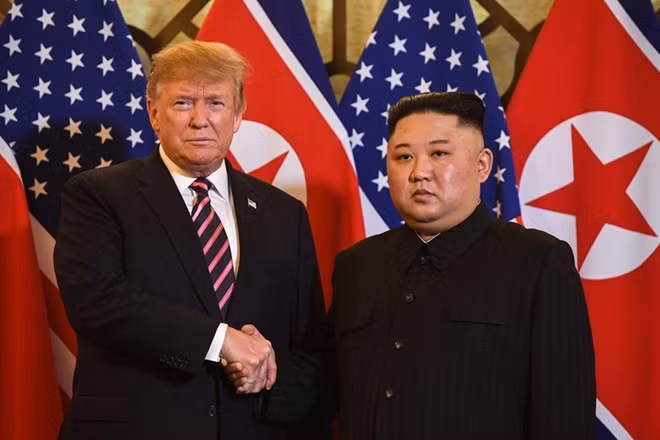 Tổng thống Mỹ Donald Trump và Chủ tịch Triều Tiên Kim Jong-un bắt tay trong cuộc gặp ở Hà Nội. Ảnh: Getty Images