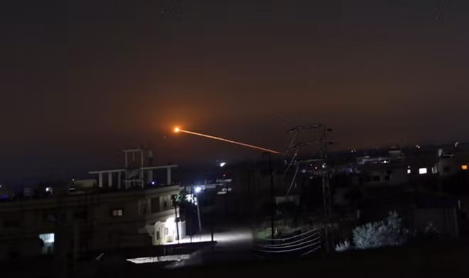 Tên lửa phòng không Syria lao lên bầu trời đánh chặn tên lửa Israel. Ảnh: AP
