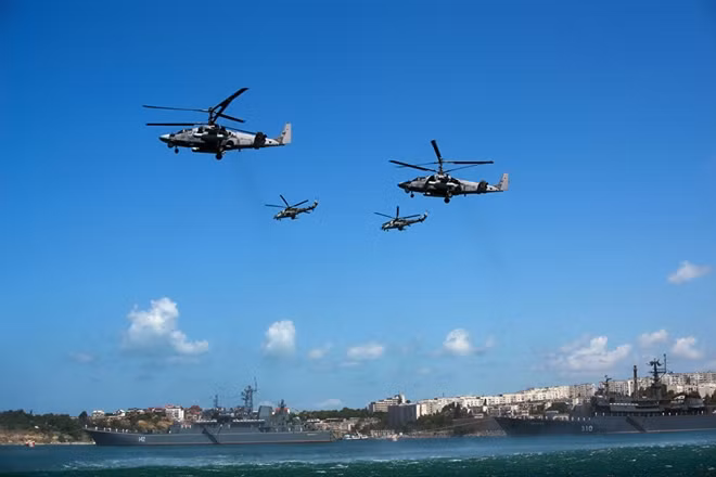 Dàn máy bay Kamov Ka-52 của Hải quân Nga bay lượn trên bầu trời St. Petersburg.