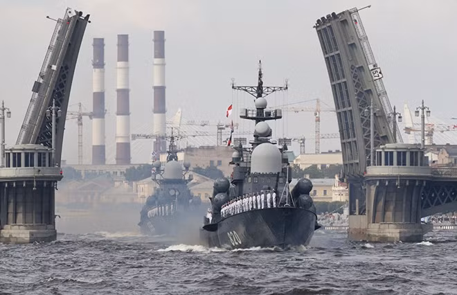 Các tàu chiến uy lực của các hạm đội Thái Bình Dương, phương Bắc, Biển Đen, Baltic và các tàu thuộc đội tàu Caspian của Nga đã cùng nhau tham gia vào cuộc diễu binh hải quân vào ngày 30-7 trên khắp lãnh thổ Nga. Trong ảnh: Tàu khu trục Đô đốc Makarov tham gia lễ diễu binh ở St. Petersburg ngày 30-7.