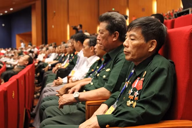 Các cựu chiến binh tại Lễ kỷ niệm. Nhiều trong số họ đã được tặng thưởng những huân, huy chương cao quý của Đảng, Nhà nước.