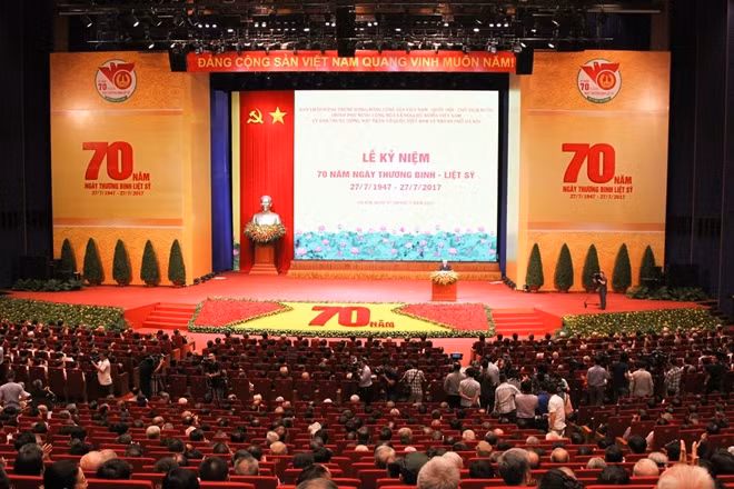 Tham dự buổi lễ kỷ niệm sáng 27-7 còn có đại diện các Mẹ Việt Nam Anh hùng, Anh hùng lực lượng vũ trang; thương binh, bệnh binh; đại diện thân nhân các anh hùng, liệt sỹ, người có công với cách mạng...