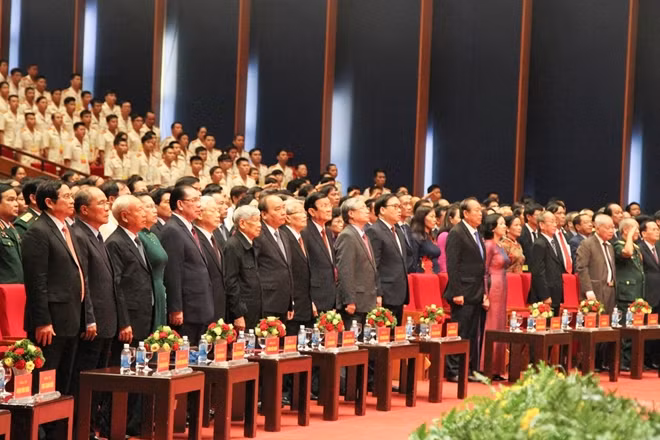 Trong không khí trang nghiêm, thành kính các đại biểu đã dành một phút mặc niệm, tưởng nhớ công ơn của Chủ tịch Hồ Chí Minh và những người con của Tổ quốc đã ngã xuống trên khắp các chiến trường, qua liên tiếp các cuộc kháng chiến ròng rã vì độc lập dân tộc.