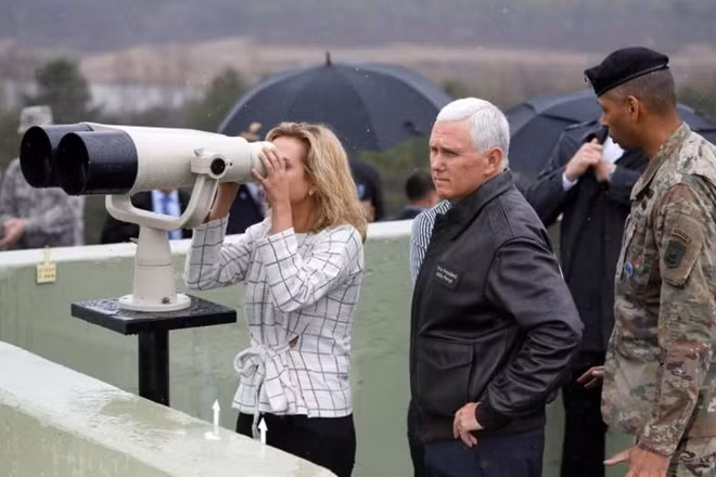 Phó Tổng thống Mỹ Mike Pence và con gái tại khu DMZ. Ảnh: Reuters Phó Tổng thống Mỹ Mike Pence và con gái tại khu DMZ. Ảnh: Reuters