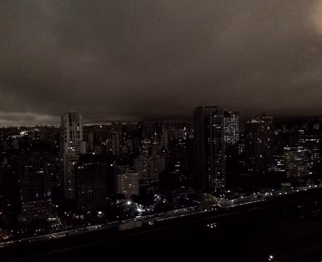 Đám khói bụi khổng lồ như tấm chăn dày, đen kịt che phủ siêu đô thị Sao Paulo. Ảnh: Mirror Đám khói bụi khổng lồ như tấm chăn dày, đen kịt che phủ siêu đô thị Sao Paulo. Ảnh: Mirror