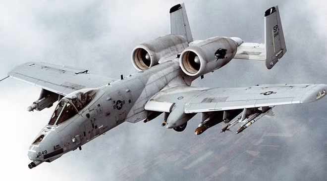 A-10 Thunderbolt (Thần sấm) hay còn gọi là Warthog, chiếc cường kích được Mỹ ưu ái sử dụng trong các nhiệm vụ không kích tại nước ngoài. Ảnh: Wiki.