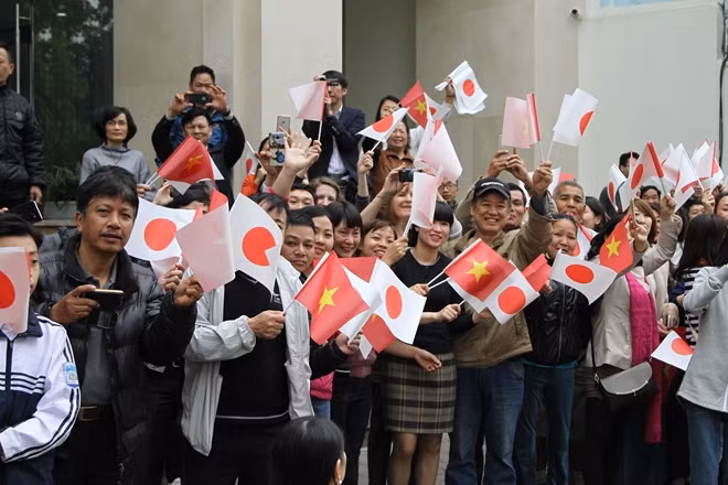 Người dân tập trung chủ yếu ở hai tuyến phố Văn Miếu và phố Quốc Tử Giám, nơi đoàn xe chở Nhật hoàng và Hoàng hậu đi qua.