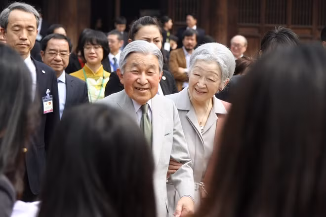 Nhà vua Akihito và Hoàng hậu Michiko là biểu tượng cao quý của đất nước và khối đoàn kết Nhật Bản. Việt Nam là quốc gia thứ 27 Nhật hoàng tới thăm chính thức.