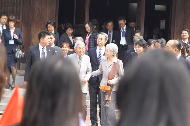 Nhật hoàng và Hoàng hậu ân cần hỏi thăm và động viên các bạn sinh viên Việt Nam đang theo học tại trường Đại học Việt Nhật.