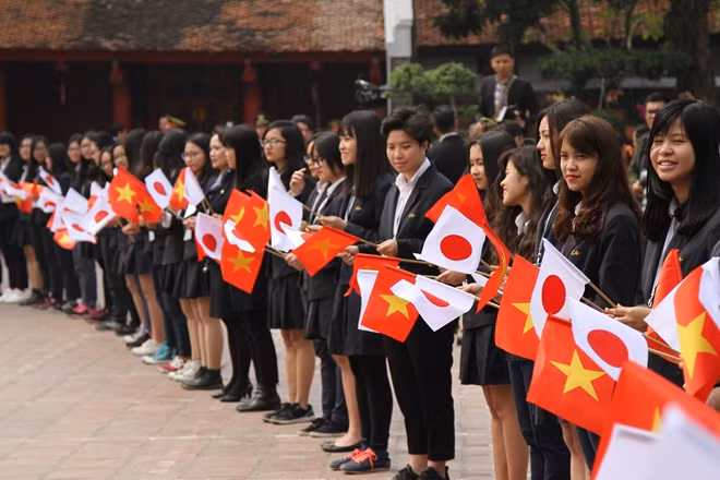 Đông đảo các bạn sinh viên trường Đại học Việt Nhật có mặt tại Văn Miếu -Quốc Tử Giám từ rất sớm để chào đón Nhà vua và Hoàng hậu Nhật Bản.