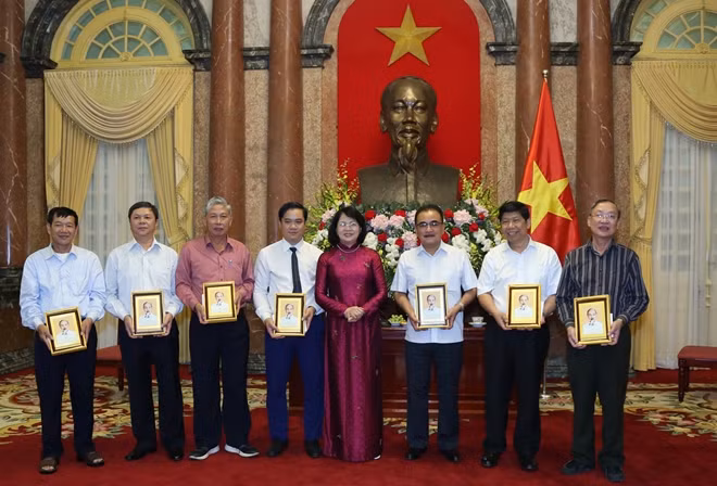 Phó Chủ tịch nước Đặng Thị Ngọc Thịnh tặng quà lưu niệm cho các thành viên trong đoàn.