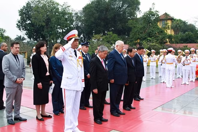 Ngài Reuven Rivlin cùng đoàn đại biểu cấp cao hai nước tại Đài tưởng niệm.