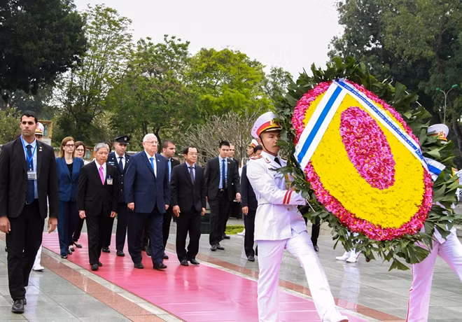 Trong khuôn khổ chuyến thăm cấp Nhà nước tới Việt Nam từ ngày 19 đến ngày 05-03, Tổng thống Israel Reuven Ruvi Rivlin sáng 21-3 đã tới đặt vòng hoa tại Đài tưởng niệm các Anh hùng Liệt sỹ.