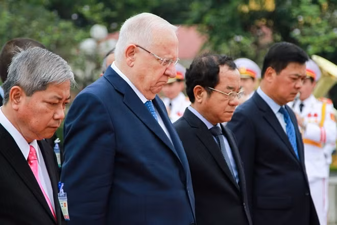 Cùng dự lễ đặt vòng hoa với Tổng thống Israel có Chủ nhiệm Văn phòng Chủ tịch nước Đào Việt Trung.