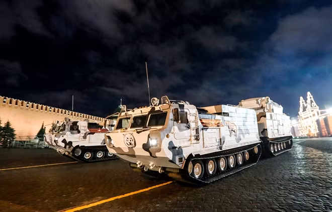 Hệ thống tên lửa phòng không Pantsir-SA nổi tiếng của Nga. Đây là biến thể được Moscow chế tạo riêng cho các hoạt động tại vùng Bắc Cực lạnh giá, với màu sơn trắng và thân xe bánh xích, thay vì bánh hơi như thường gặp.