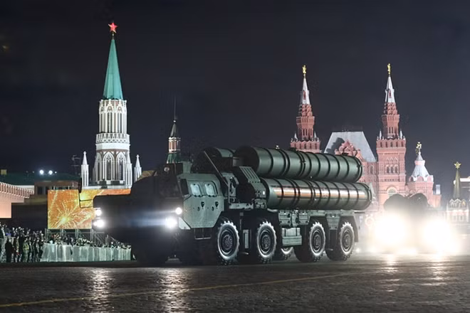Xe chở tên lửa của hệ thống phòng không S-400 trứ danh tiến qua Quảng trường Đỏ. Hệ thống phòng không này đang "làm mưa làm gió" trên thị trường vũ khí quốc tế.