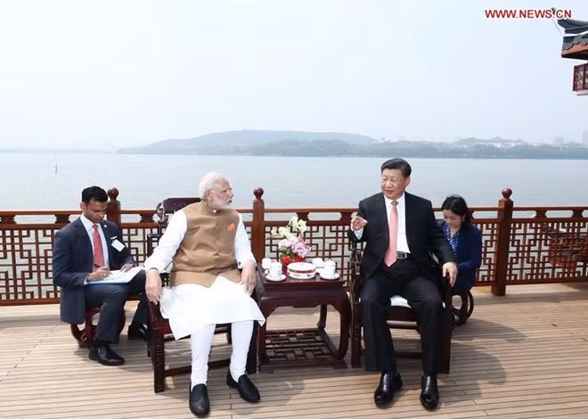 Hai nhà lãnh đạo Trung- Ấn tại cuộc hội đàm ở thành phố Vũ Hán. Ảnh: Xinhuanews