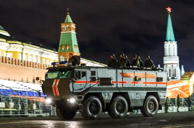 Các thiết giáp tối tân của Nga như xe Tiger, xe chiến đấu bộ binh BTR-82A, xe chở tên lửa đạn đạo chiến thuật Iskander-M, tên lửa đạn đạo xuyên lục địa Yars, hệ thống phòng không S-400, Pantsir-S, xe thiết giáp Typhoon... sẽ đều có mặt trong buổi lễ duyệt binh. Trong ảnh là xe bọc thép Typhoon-K của Nga lăn bánh tại Quảng trường Đỏ đêm 26-4.