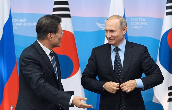 Tổng thống Hàn Quốc Moon Jae-in và Tổng thống Nga Putin. Ảnh: TASS