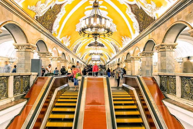 Mạng lưới ga tàu được coi là điểm đến hấp dẫn thứ hai ở thủ đô Moscow, sau Quảng trường Đỏ. Tới đây, du khách như được quay ngược thời gian để trở lại quá khứ. Nó còn là nguồn cảm hứng lớn cho điện ảnh và sân khấu Nga.