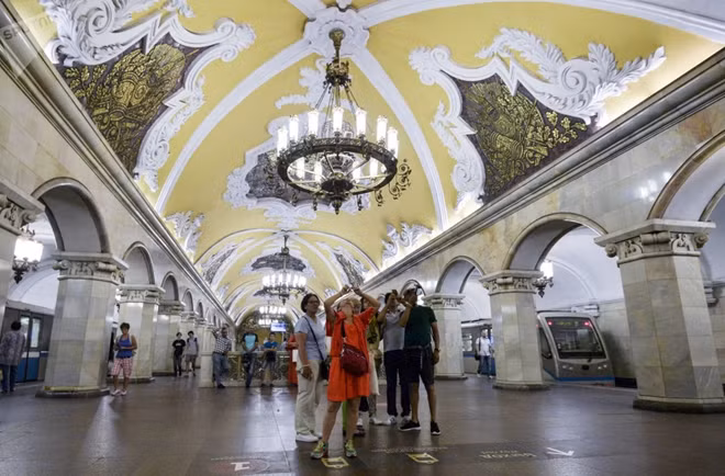 Ngoài ý nghĩa về giao thông, hệ thống tàu điện ngầm Moscow được coi là một trong những công trình kiến trúc lộng lẫy nhất của Liên Xô. Những kiến trúc sư xuất sắc và họa sĩ tài năng nhất của đất nước đã tham gia vào thiết kế, trang trí những ga tàu điện ngầm Moscow đầu tiên.
