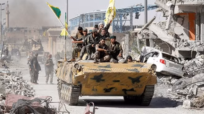 Các tay súng SDF ăn mừng tại Raqqa. Ảnh: RT