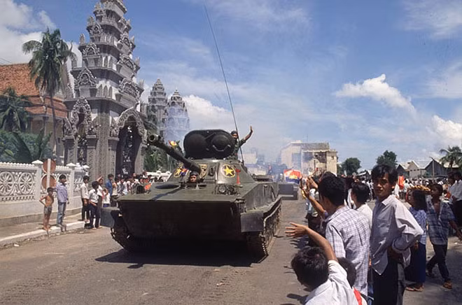 Đến tháng 6-1989, theo thỏa thuận giữa hai Đảng, hai Nhà nước, Việt Nam rút hết quân tình nguyện về nước hoàn thành nghĩa vụ quốc tế vẻ vang. Trong ảnh là người dân vẫy tay chào mừng những người lính tình nguyện Việt Nam trên một con đường ở thủ đô Phnom Penh. Đến tháng 6-1989, theo thỏa thuận giữa hai Đảng, hai Nhà nước, Việt Nam rút hết quân tình nguyện về nước hoàn thành nghĩa vụ quốc tế vẻ vang. Trong ảnh là người dân vẫy tay chào mừng những người lính tình nguyện Việt Nam trên một con đường ở thủ đô Phnom Penh.
