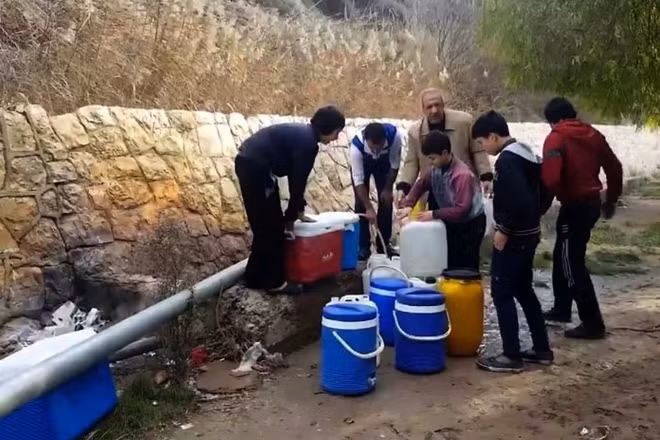 Người dân Syria lấy nước từ các vòi nước công cộng. Ảnh: AP