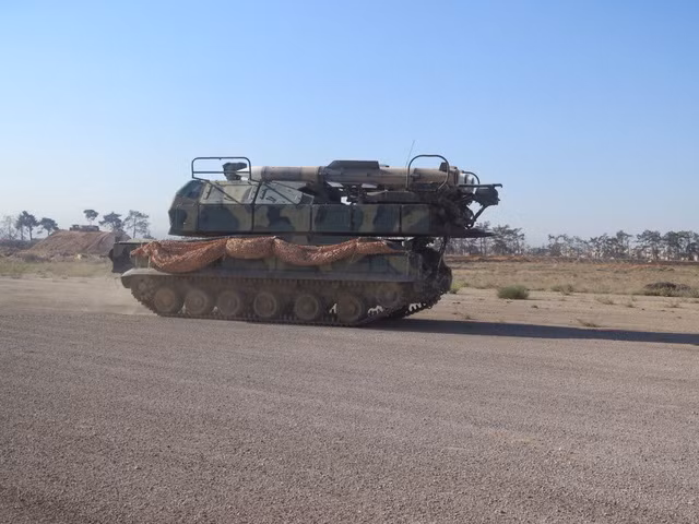 Một hệ thống phòng không bên trong căn cứ không quân Syria sau đòn không kích. Ảnh: AMN Một hệ thống phòng không bên trong căn cứ không quân Syria sau đòn không kích. Ảnh: AMN