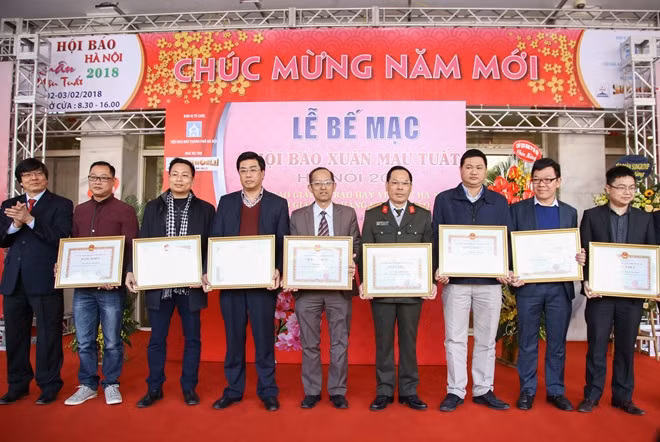 Các cơ quan báo chí nhận bằng khen của Chủ tịch UBND thành phố Hà Nội.