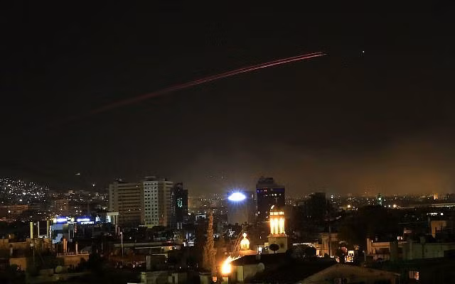 Phòng không Syria đánh chặn tên lửa tấn công trên bầu trời Damascus. Ảnh: AP