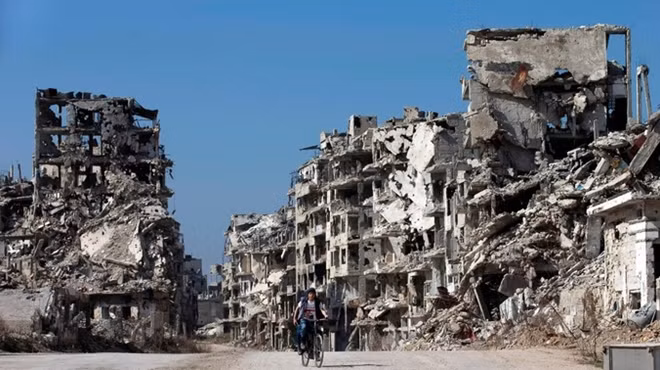 Khung cảnh hoang tàn tại một thị trấn vốn từng rất sầm uất ở tỉnh Homs của Syria. Ảnh: AP