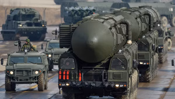 Tên lửa Topol của Nga đi qua Quảng trường Đỏ trong một cuộc duyệt binh. Ảnh: Sputnik