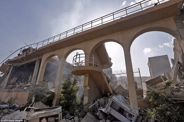 Tuy nhiên, hơn 30 tên lửa khác lọt qua hệ thống phòng không của Syria đã khiến 3 thường dân bị thương và một trung tâm nghiên cứu ở thủ đô Damacus đã bị đánh sập.