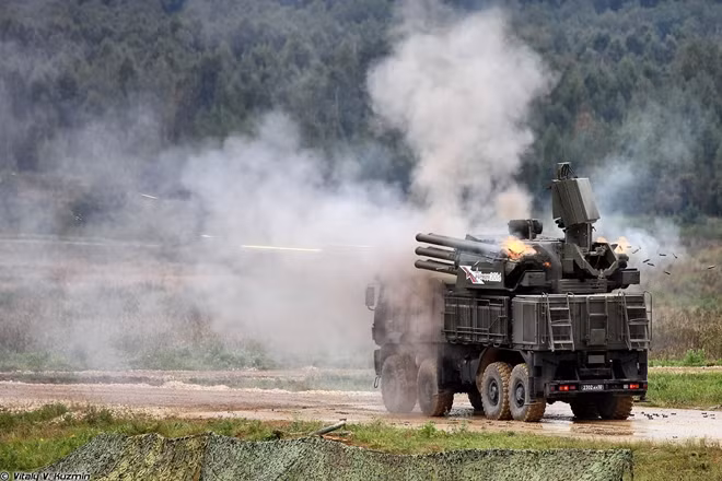 Hệ thống phòng không Pantsir-S1 của Nga nã đạn vào mục tiêu.