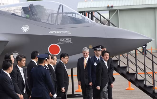 Thủ tướng Nhật Bản Abe Shinzo thăm quan một sân bay có máy bay F-35. Ảnh: INT