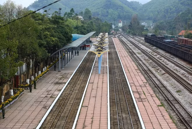Ở phía sân ga, công tác chuẩn bị đã hoàn tất. Phần lối đi cho người đi tàu được sơn màu trắng dễ nhìn. Lực lượng Công an và Quân đội đứng chốt cách nhau chỉ vài chục mét để duy trì an ninh.