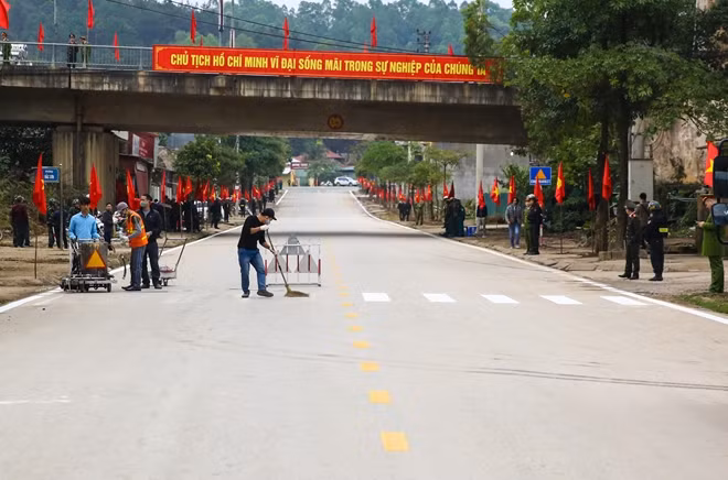 Các công nhân tiếp tục chỉnh trang đường nối khu vực ga Đồng Đăng với Quốc lộ 1A.
