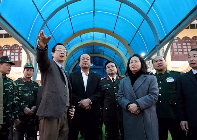Cũng trong chiều 25-2, Bộ trưởng, Chủ nhiệm Văn phòng Chính phủ Mai Tiến Dũng cùng lãnh đạo tỉnh Lạng Sơn đã đến nhà ga Đồng Đăng để kiểm tra công tác chuẩn bị. Ảnh: Zing.vn