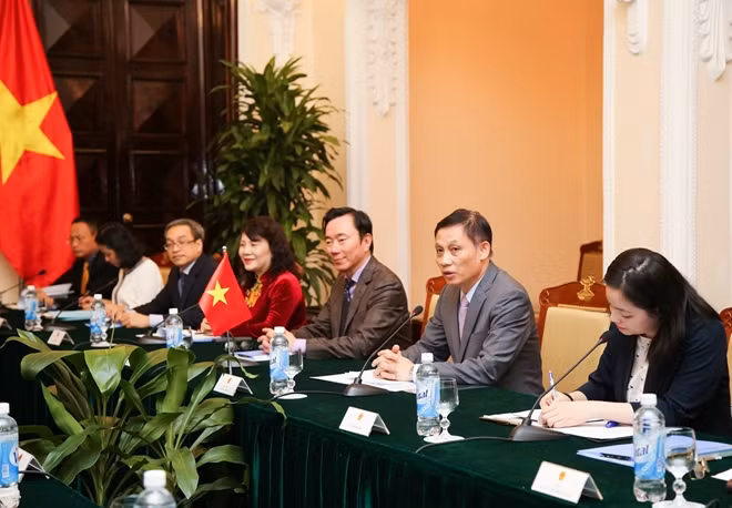 Thứ trưởng Ngoại giao Lê Hoài Trung phát biểu tại buổi hội đàm.