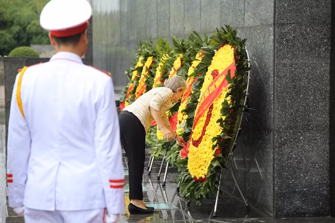 Bà Irina Bokova chỉnh vòng hoa tại Lăng Chủ tịch Hồ Chí Minh.