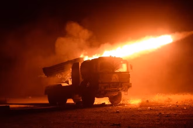 Một xe phóng tên lửa của Iraq tấn công IS tại thành phố Mosul. Ảnh: Reuters