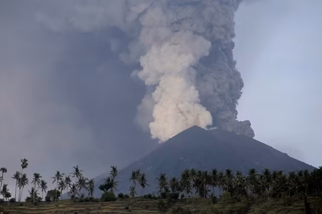 Cột khói bụi bốc lên từ núi lửa Agung. Ảnh: Reuters
