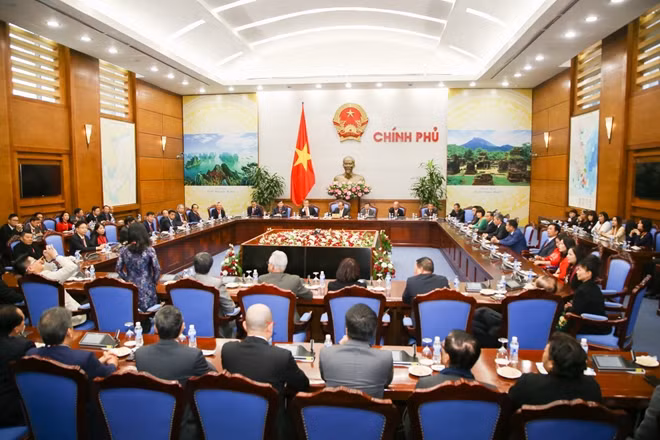 Thủ tướng Nguyễn Xuân Phúc cùng gần 100 kiều bào Việt Nam tại buổi gặp mặt.